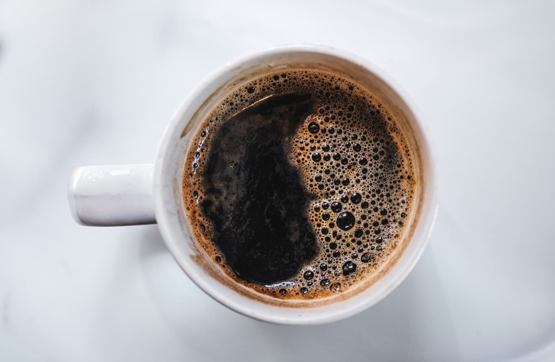 Vista superior de una taza de café intenso recién preparado