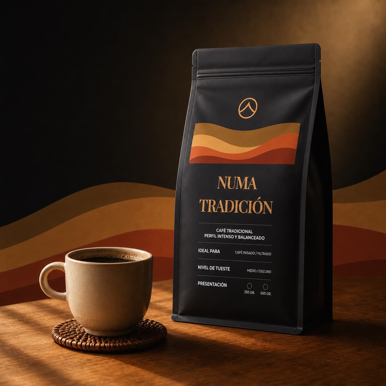 Bolsa de café peruano NUMA Tradición de 250 g junto a una taza servida