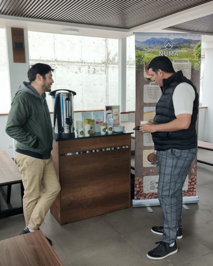 Personas compartiendo café NUMA en una activación corporativa