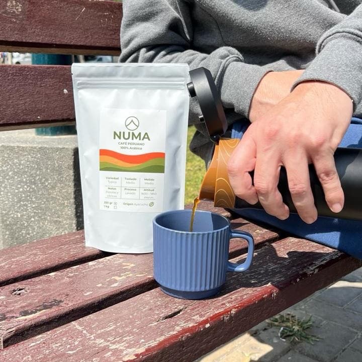 Café de especialidad NUMA servido al aire libre